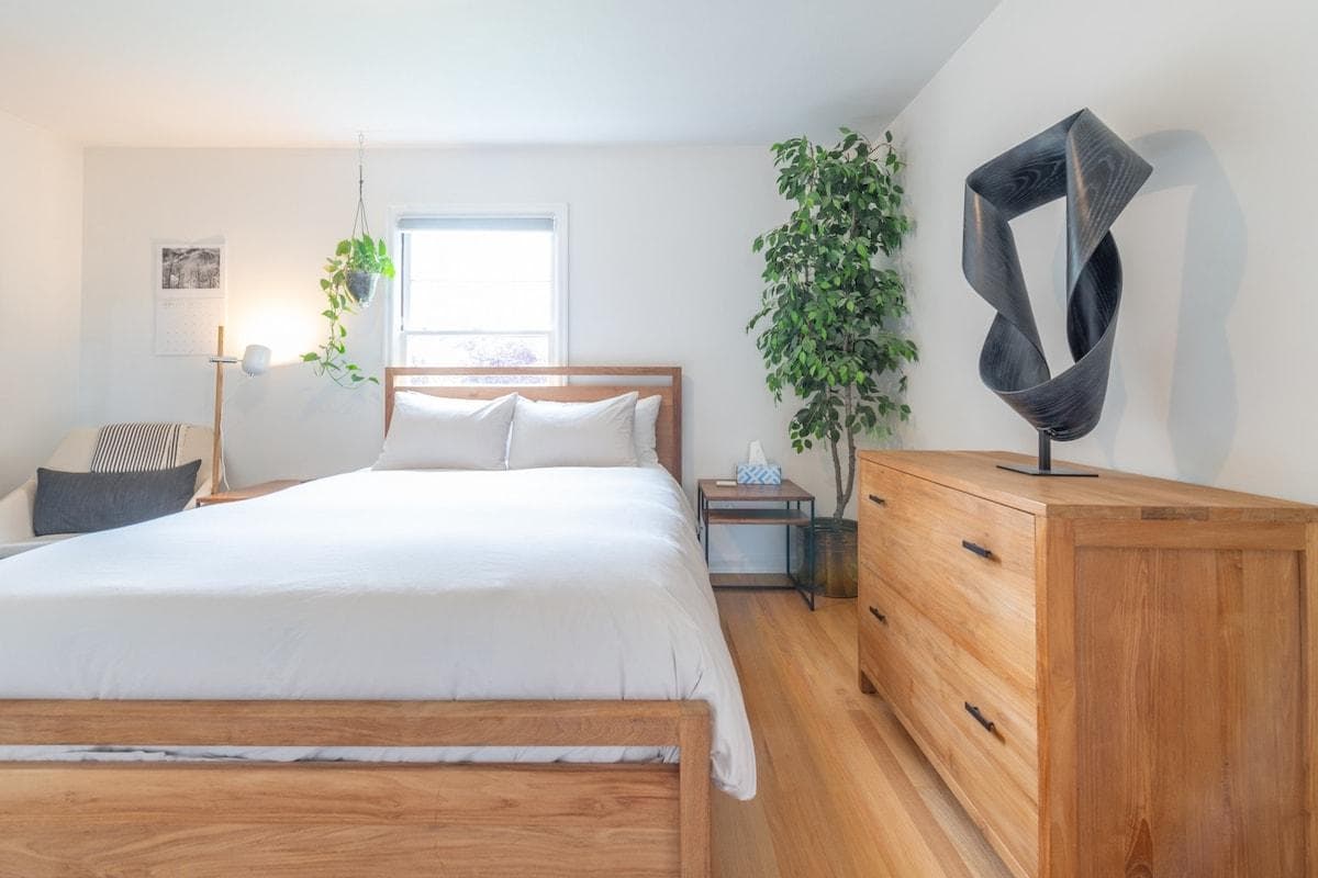ground floor queen bedroom