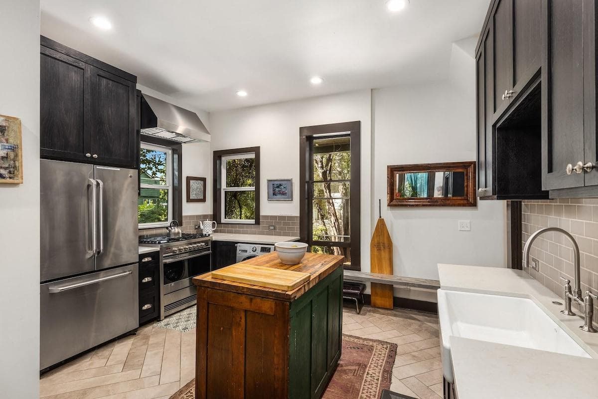 Well-equipped Chef's kitchen with all the necessities for cooking.
